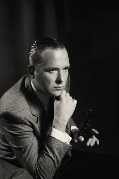 old hollywood. homem com arma - 1940s style imagens e fotografias de stock