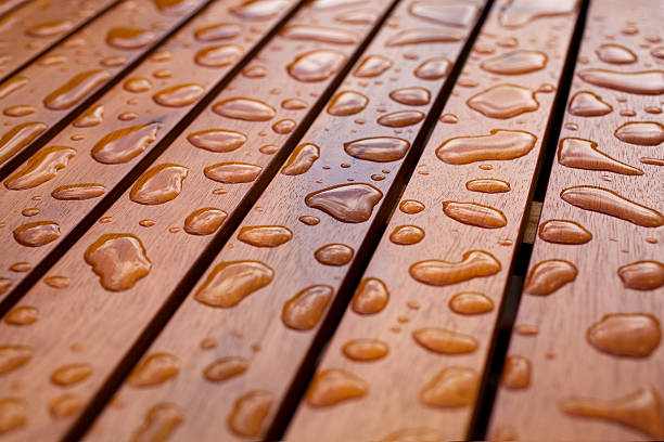 gotas de agua sobre madera - wood deck wood stain paint fotografías e imágenes de stock
