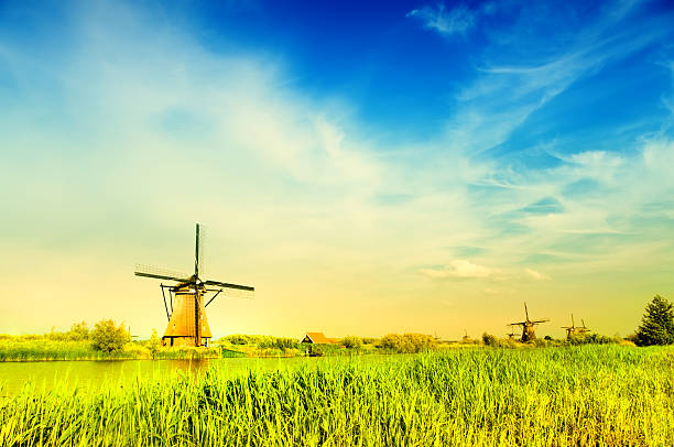 fantástico vista de moinhos de vento kinderdijk - polder windmill space landscape imagens e fotografias de stock
