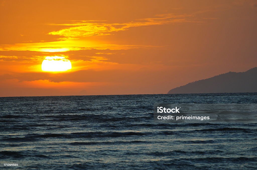 Bela silhueta do pôr-do-sol no mar tropical - Foto de stock de Atividade Recreativa royalty-free