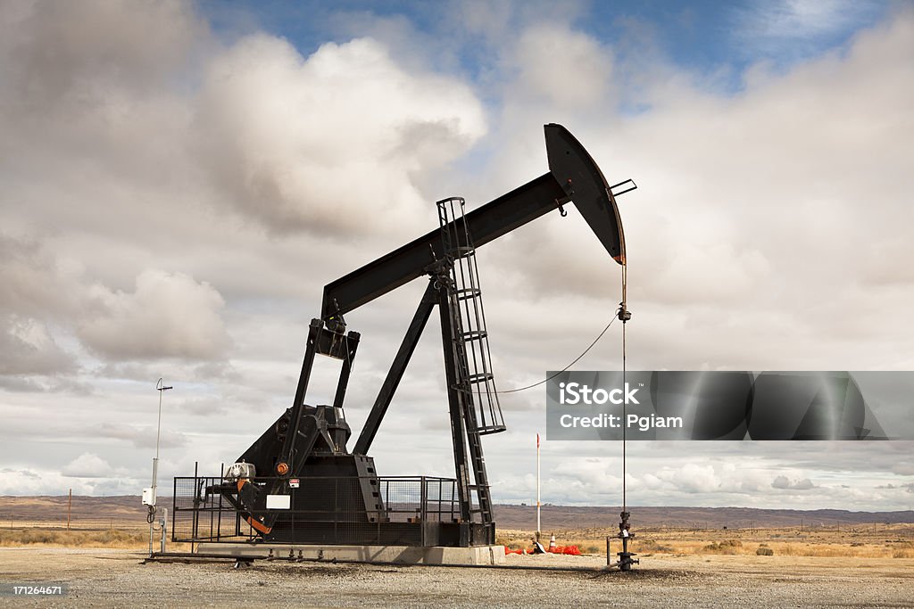 Нефтяной промышленности также Туфли-лодочки - Стоковые фото Нефтяной насос роялти-фри