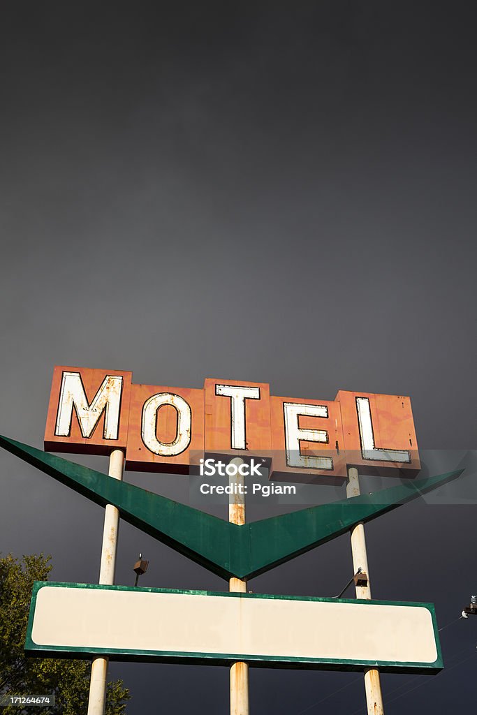 Stary klasyczny Znak motel z freeway - Zbiór zdjęć royalty-free (Motel)