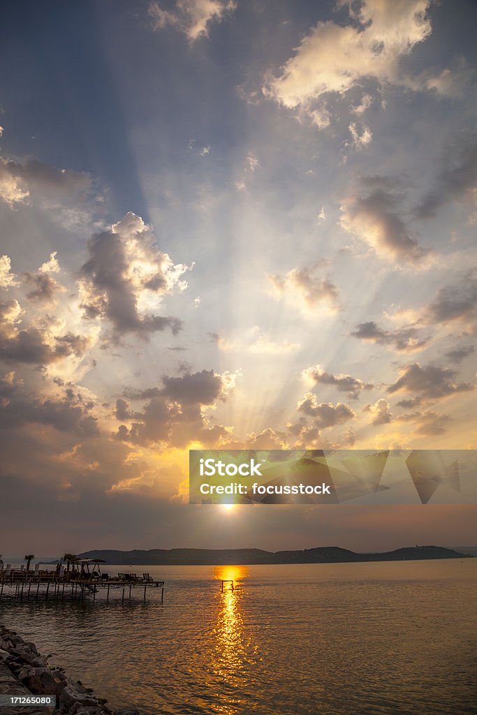 Coucher de soleil sur l'eau - Photo de Bleu libre de droits