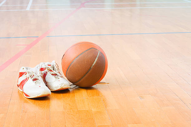 básquetbol y zapatos - school gymnasium parquet floor sport empty fotografías e imágenes de stock