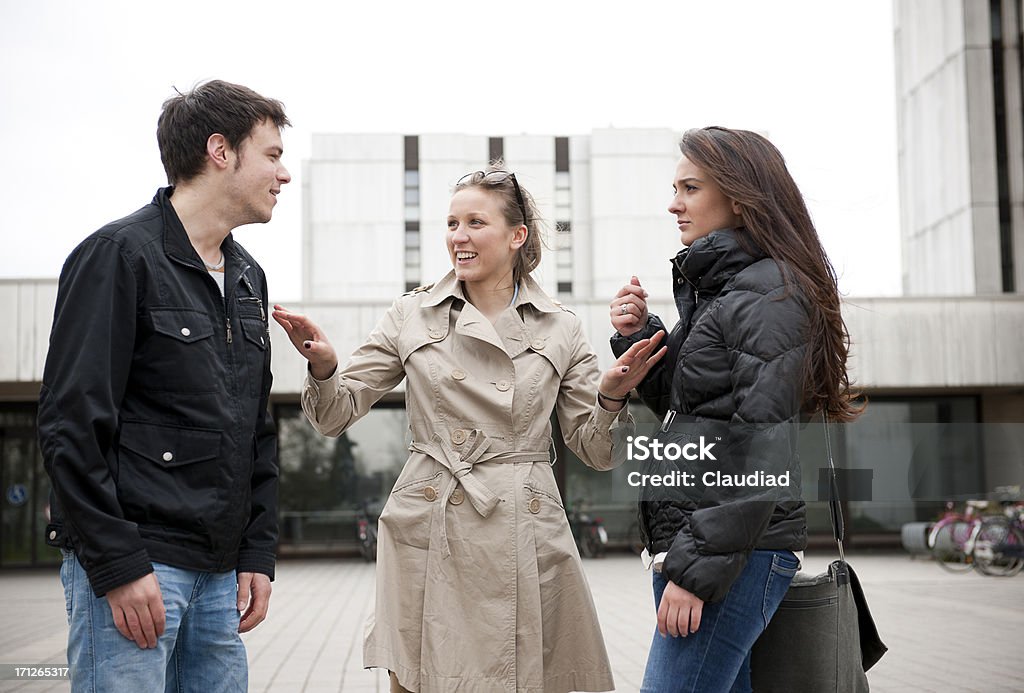 Drei Schüler diskutieren - Lizenzfrei 20-24 Jahre Stock-Foto
