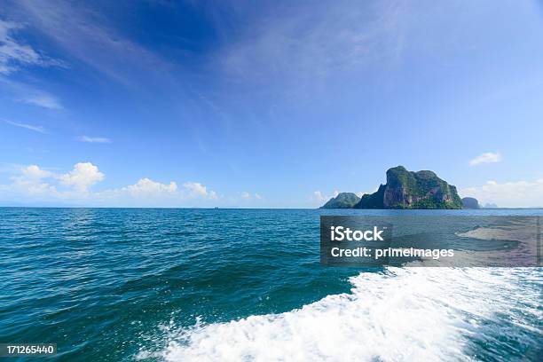 Bela Praia E Mar Tropical - Fotografias de stock e mais imagens de Acidente Natural - Acidente Natural, Ajardinado, Ambiente dramático