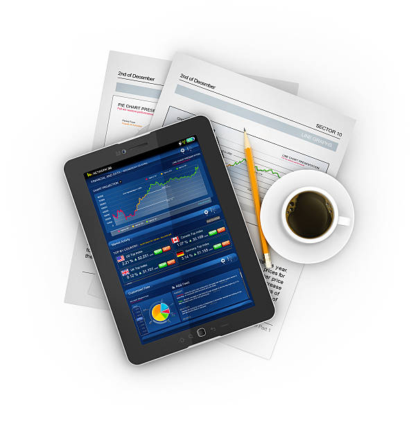 les stocks d'affaires sur une tablette avec café - finance digital tablet report business photos et images de collection