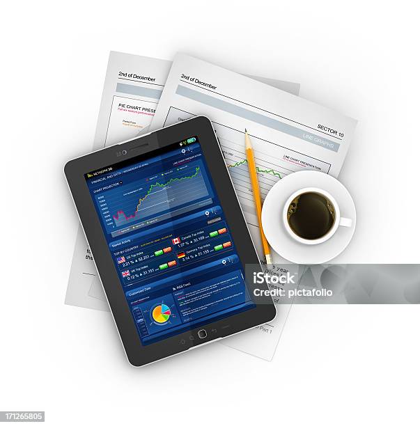 Foto de Recursos De Negócios Em Tablet Com Café e mais fotos de stock de Finanças - Finanças, Mesa digital, Fundo Branco