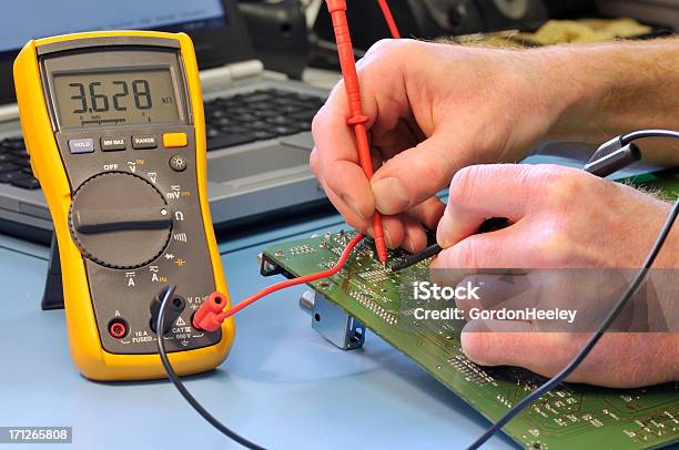 Testing Der Circuit Board Stockfoto und mehr Bilder von Elektronik-Industrie - Elektronik-Industrie, Werkbank, Techniker