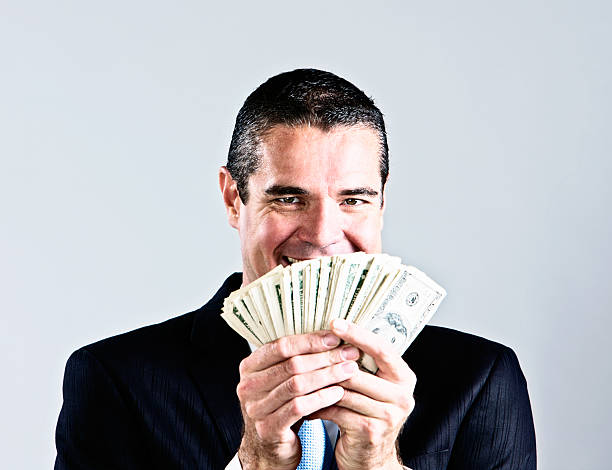 szczęśliwy biznesmen daje się fistful dolarów - re2012019 zdjęcia i obrazy z banku zdjęć