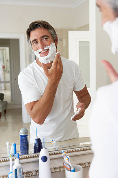 homem na casa de banho espelho de barbear - shaving men shaving cream mirror imagens e fotografias de stock