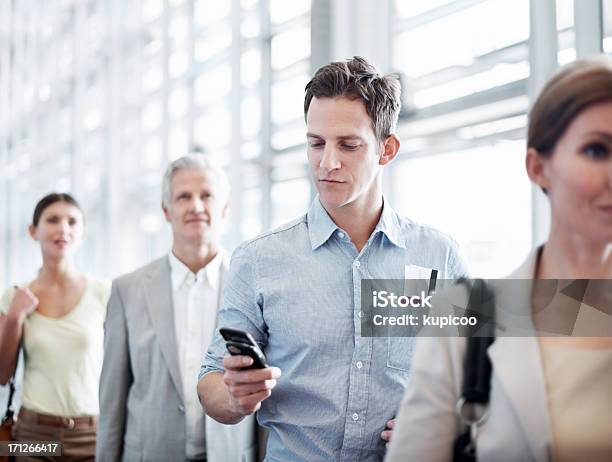 Responder A Una Última Visita Antes De Abordar Foto de stock y más banco de imágenes de Bolsillo - Accesorio personal - Bolsillo - Accesorio personal, Teléfono móvil, Adulto