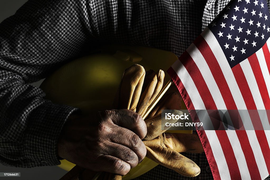 Azul Empleado administrativo de retención de guantes de trabajo y bandera estadounidense - Foto de stock de Made in the USA - Frase corta en inglés libre de derechos