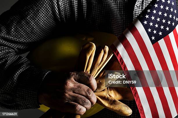 Azul Empleado Administrativo De Retención De Guantes De Trabajo Y Bandera Estadounidense Foto de stock y más banco de imágenes de Made in the USA - Frase corta en inglés