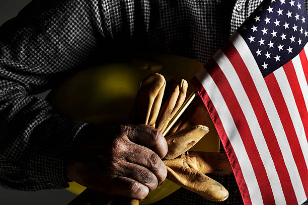 trabalhador de indústriastencils segurando luvas de trabalho e bandeira dos estados unidos da américa - made in the usa imagens e fotografias de stock
