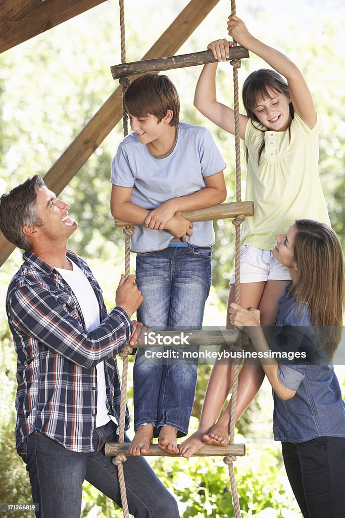 Familie In den Garten von Baumhaus - Lizenzfrei 10-11 Jahre Stock-Foto