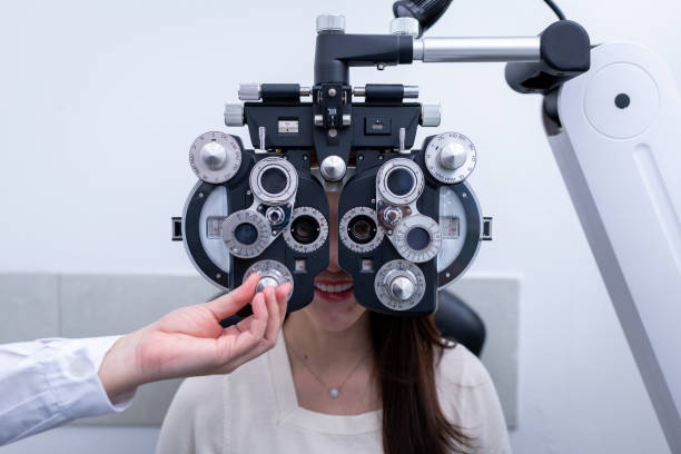 istock Woman optical shop customer doing eyesight measurement with optical phoropter check eye distance for eyeglasses is optical eye shop service. 1712670028