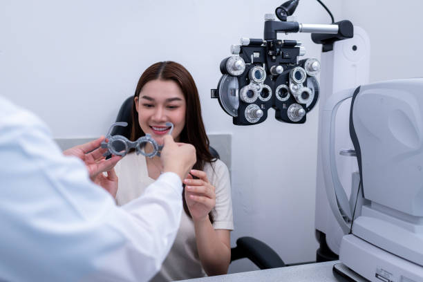 istock Woman optical shop customer doing eyesight measurement with optical phoropter check eye distance for eyeglasses is optical eye shop service. 1712670264