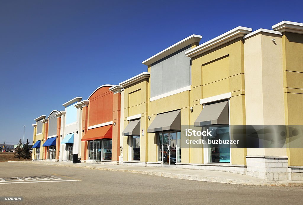 Moderne Strip Mall Shop-Gebäude - Lizenzfrei Einkaufszentrum Stock-Foto