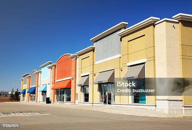 Moderne Strip Mall Shopgebäude Stockfoto und mehr Bilder von Einkaufszentrum - Einkaufszentrum, Im Freien, Außenaufnahme von Gebäuden
