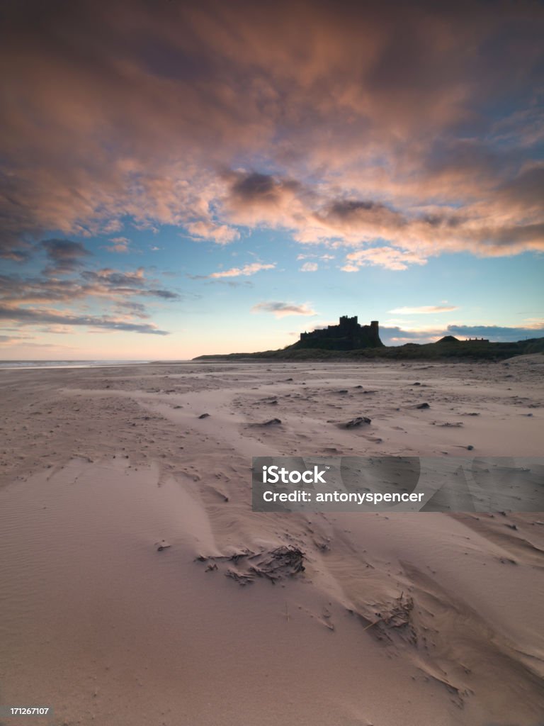 Castello di Bamburgh alba - Foto stock royalty-free di Castello di Bamburgh