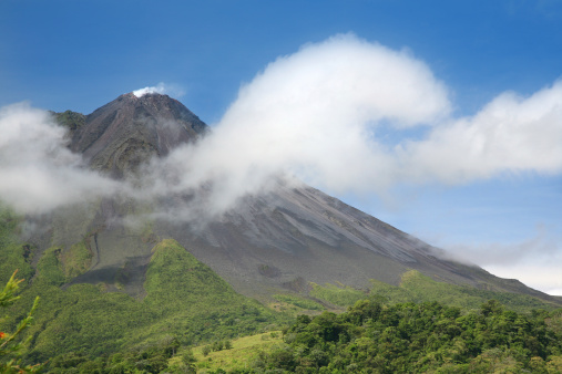 Volcán selva tropical, compensación de nubes photo