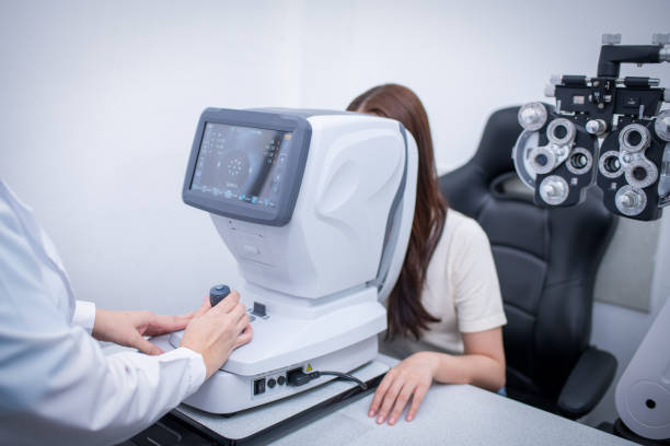 istock Woman optical shop customer doing eyesight measurement with optical phoropter check eye distance for eyeglasses is optical eye shop service. 1712671193