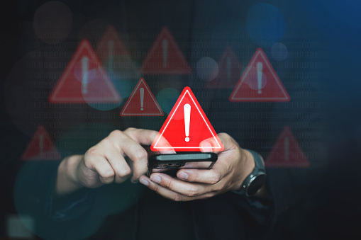 Alarma de alerta de advertencia de emergencia en Smartphone, Protección de red de datos, Alarma de virus con personas que usan la computadora. photo