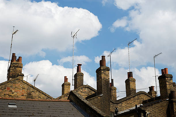 alten kamin stapel skyline von london - television aerial roof antenna city stock-fotos und bilder