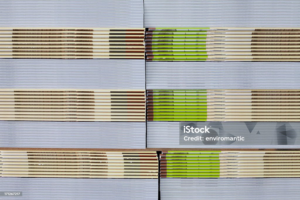 Pile di appena stampa brochure. - Foto stock royalty-free di Carta