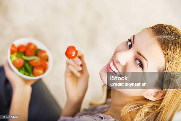 Nahaufnahme Einer Frau Essen Gesunde Speisen Stockfoto und mehr Bilder von Tomate - Tomate, Frauen, Essen - Mund benutzen