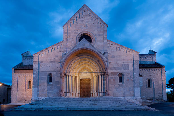 catedral de san ciriaco - rose window window church built structure fotografías e imágenes de stock