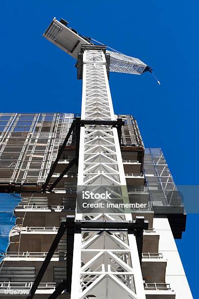 Photo libre de droit de Chantier De Construction Avec Grue De Tour Gratteciel Bleu Ciel Et Espace Pour Copie banque d'images et plus d'images libres de droit de Abstrait