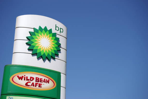 british petroleum 도로 팻말 청명한 하늘 배경기술 - bp plc 뉴스 사진 이미지