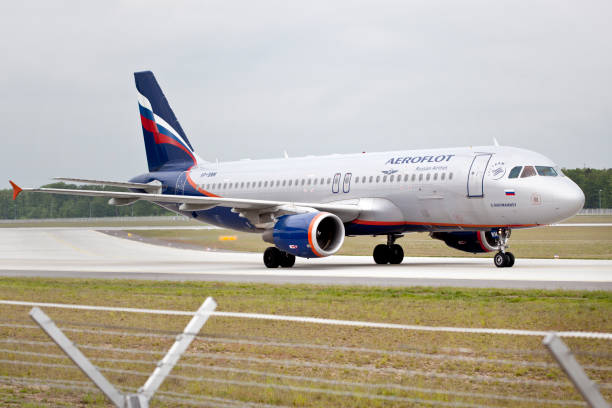 aeroflot airbus a 320, rouler au sol sur les pistes - aeroflot photos et images de collection