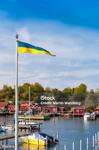 Estate Vacanza In Svezia - Fotografie stock e altre immagini di Bandiera della Svezia - Bandiera della Svezia, Casa, Albero