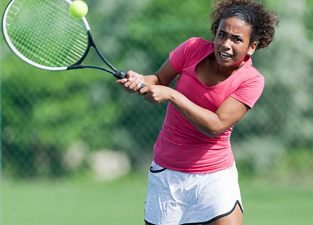 canchas de tenis - tennis serving female playing fotografías e imágenes de stock