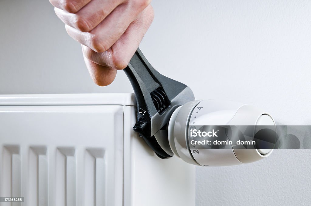 Mann hand Drehen Sie mit Heizkörper-thermostat - Lizenzfrei An- oder ausschalten Stock-Foto