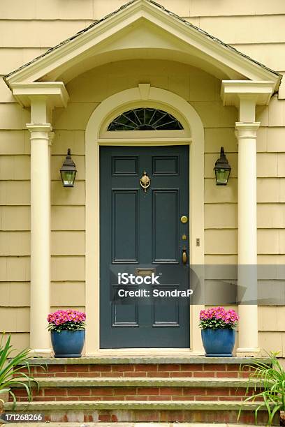 植民地時代のブルードア - 玄関のドアのストックフォトや画像を多数ご用意 - 玄関のドア, 青, 家