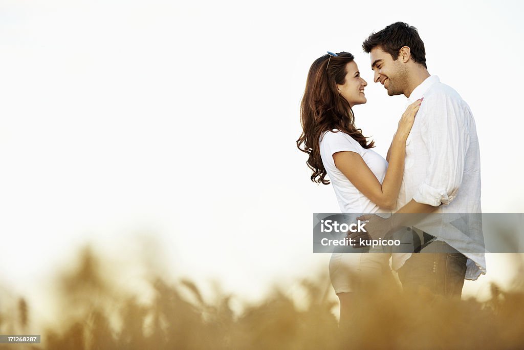 Encontrar romance todos los días - Foto de stock de Abrazar libre de derechos