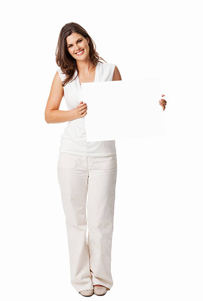 atraente jovem mulher segurando um sinal em branco-isolado - placard women holding standing imagens e fotografias de stock