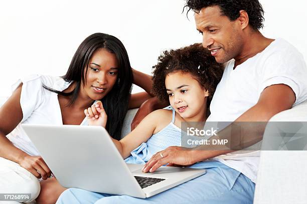 Foto de Família Feliz Usando O Laptop e mais fotos de stock de 30 Anos - 30 Anos, Aconchegante, Adulto