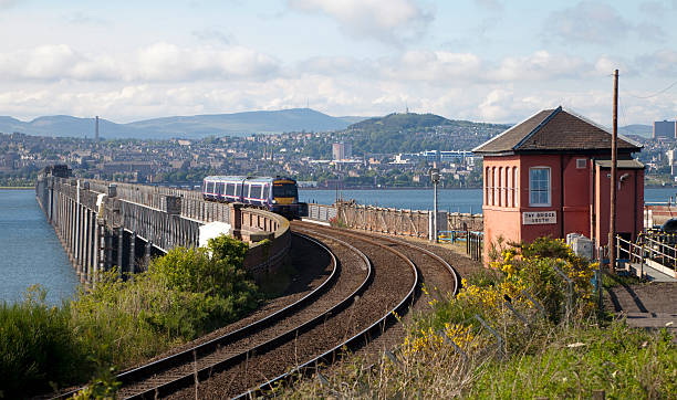 tay ponte ferroviária em dundee, escócia - railway bridge imagens e fotografias de stock