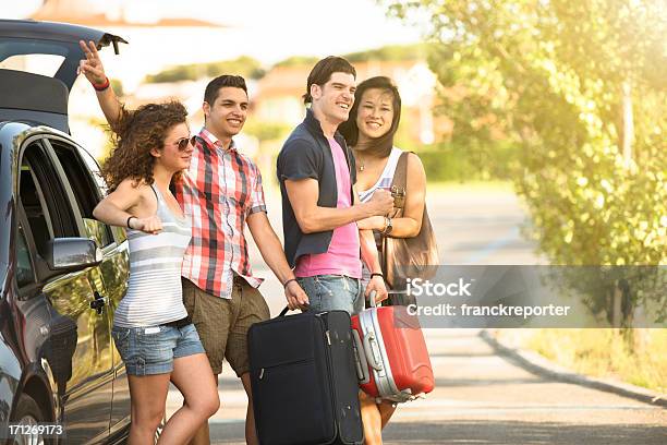 Felice Amicizia Pronto Per Una Vacanza Con Auto - Fotografie stock e altre immagini di Automobile - Automobile, Bagaglio, Fermo