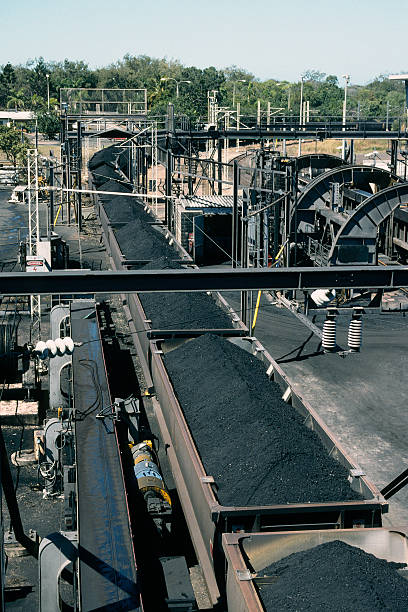 descarga un trainload de carbón para exportación - train coal mining australia fotografías e imágenes de stock