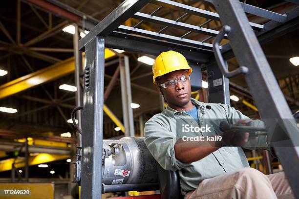 Afroamericano Trabalho De Máquina Elevadora De Condução - Fotografias de stock e mais imagens de Empilhadora