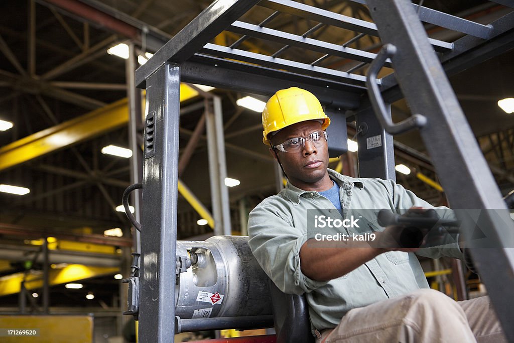 Африканский Американский работник Вождение вилочного погрузчика - Стоковые фото Вилочный погрузчик роялти-фри