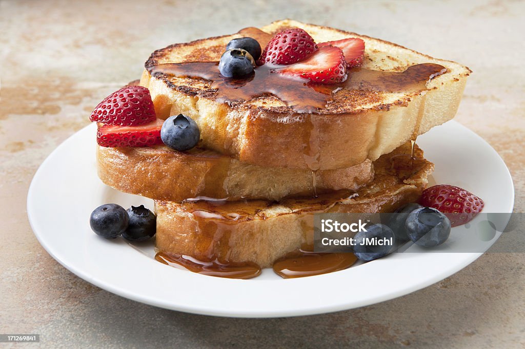 French Toast com calda de frutas e um balcão de mármore. - Foto de stock de Torrada Francesa royalty-free