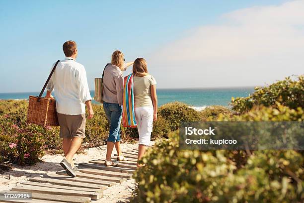 Photo libre de droit de Faire Une Promenade En Bord De Mer banque d'images et plus d'images libres de droit de Activité - Activité, Activité de loisirs, Adulte