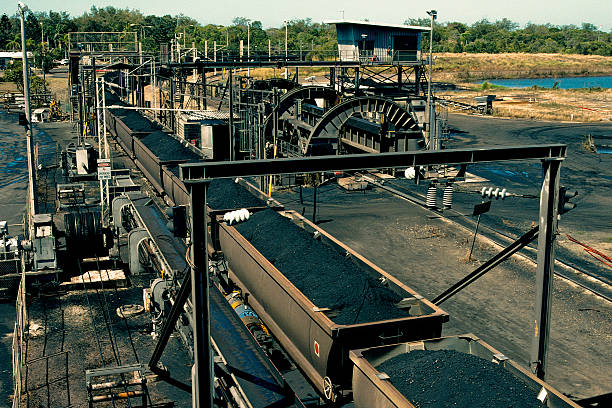 descarga un trainload de carbón en la terminal de puerto - train coal mining australia fotografías e imágenes de stock